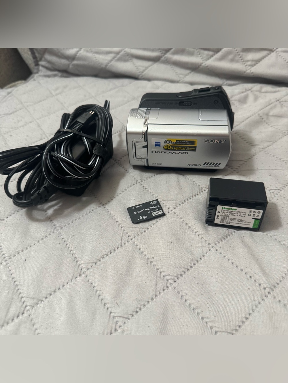 Sony Handycam DCR-SR45 (Silver) 30GB Camcorder w/ Charger Batterie & Memory Card